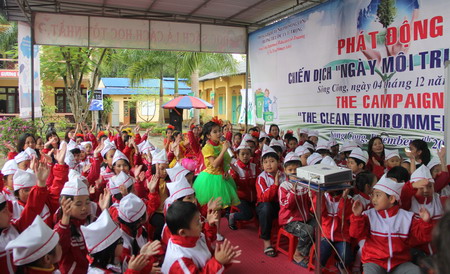 Chiến[-]dịch[-]“Ngày[-]môi[-]trường[-]sạch”[-]đã[-]được[-]thành[-]phố[-]Linkoping[-]-[-]Thụy[-]Điển[-]phối[-]hợp[-]với[-]thành[-]phố[-]Sông[-]Công[-]phát[-]động[-]tại[-]Trường[-]Tiểu[-]học[-]Lý[-]Tự[-]Trọng.